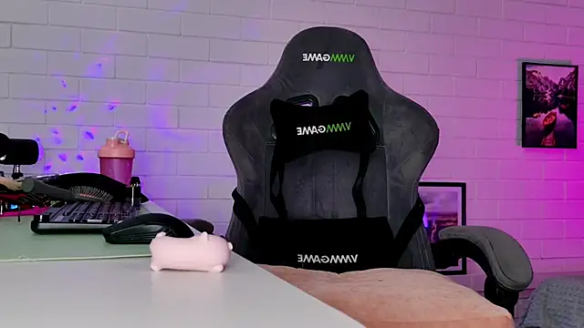 TinaDavil online show from March 19, 2026, 1:11 pm