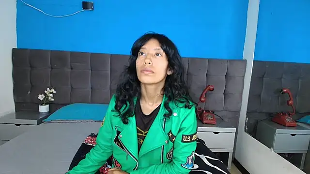 karolinee 66  online show from March 29, 2026, 4:14 am