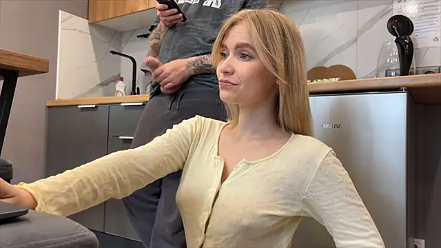 Adelovenick online show from April 16, 2026, 3:40 am