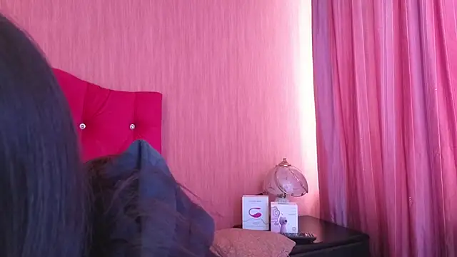 Snapshot of EmiGomez_ chatting on November 3, 2025, 1:04 pm EmiGomez online show from November 3, 2025, 1:04 pm