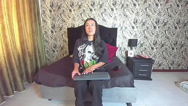 Snapshot of EmiGomez_ chatting on December 5, 2025, 12:59 pm EmiGomez online show from December 5, 2025, 12:59 pm