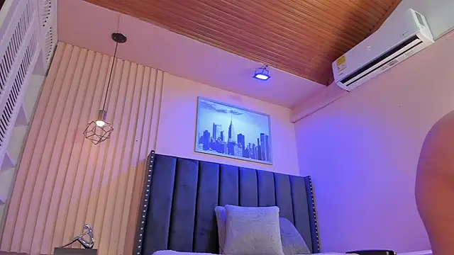 Snapshot of viiolett_lee chatting on November 4, 2025, 10:46 pm viiolett lee online show from November 4, 2025, 10:46 pm