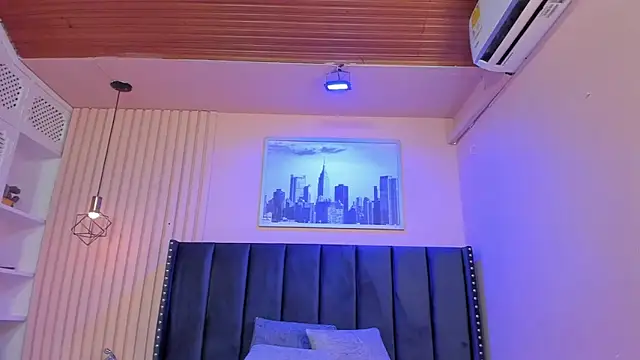 Snapshot of viiolett_lee chatting on October 26, 2025, 8:20 pm viiolett lee online show from October 26, 2025, 8:20 pm