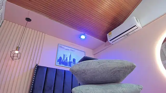 Snapshot of viiolett_lee chatting on February 11, 2026, 8:09 pm viiolett lee online show from February 11, 2026, 8:09 pm