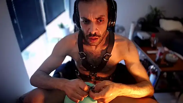 P4RtYBOII92 online show from October 12, 2025, 9:32 am