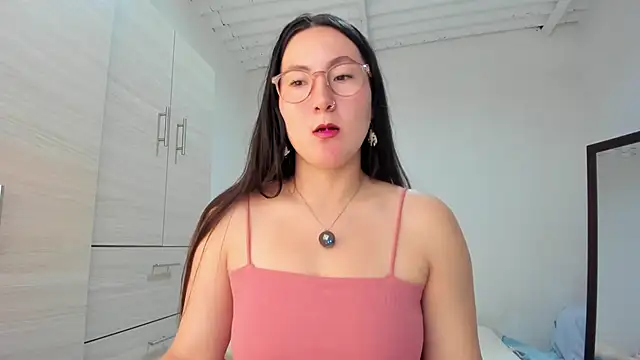 Elle Lee  online show from November 4, 2025, 3:27 pm