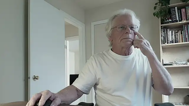 Snapshot of fun4john chatting on November 3, 2025, 11:19 pm fun4john online show from November 3, 2025, 11:19 pm