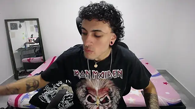 Snapshot of present_the_magic chatting on October 31, 2025, 9:06 am present the magic online show from October 31, 2025, 9:06 am