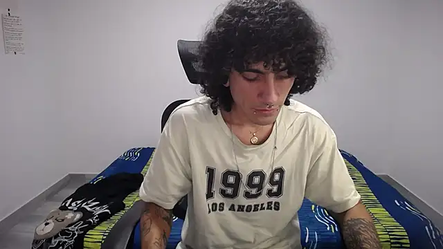 Snapshot of present_the_magic chatting on October 19, 2025, 4:43 pm present the magic online show from October 19, 2025, 4:43 pm