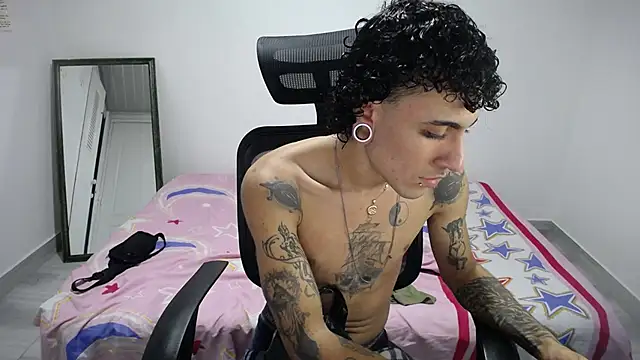 Snapshot of present_the_magic chatting on November 5, 2025, 6:05 am present the magic online show from November 5, 2025, 6:05 am