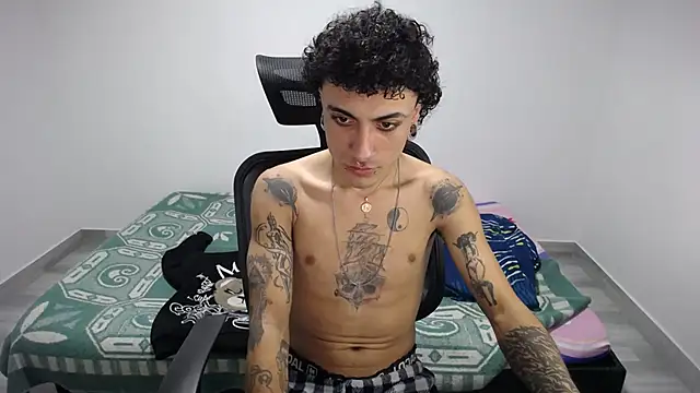 Snapshot of present_the_magic chatting on October 28, 2025, 5:56 pm present the magic online show from October 28, 2025, 5:56 pm