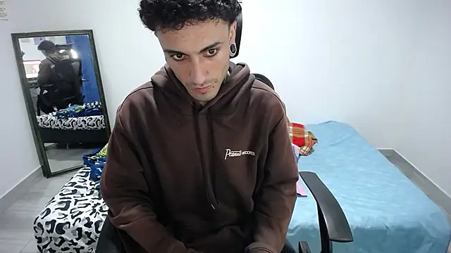 Snapshot of present_the_magic chatting on December 2, 2025, 8:49 am present the magic online show from December 2, 2025, 8:49 am