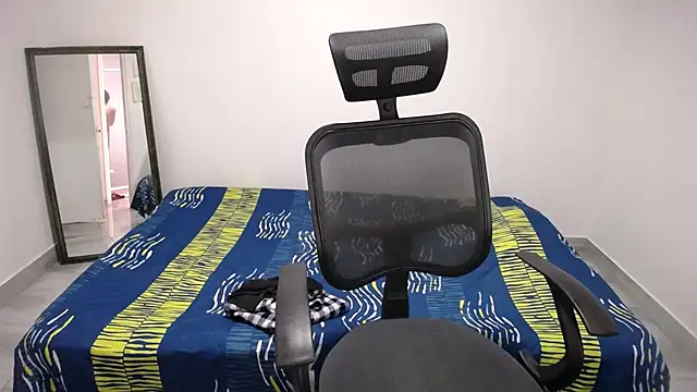 Snapshot of present_the_magic chatting on November 24, 2025, 6:19 pm present the magic online show from November 24, 2025, 6:19 pm