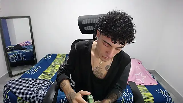 Snapshot of present_the_magic chatting on November 17, 2025, 1:53 am present the magic online show from November 17, 2025, 1:53 am