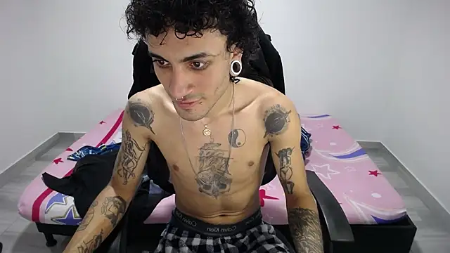 Snapshot of present_the_magic chatting on October 30, 2025, 4:59 pm present the magic online show from October 30, 2025, 4:59 pm