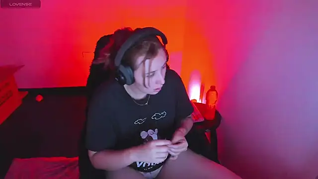 bonnie moon  online show from March 6, 2026, 8:04 pm