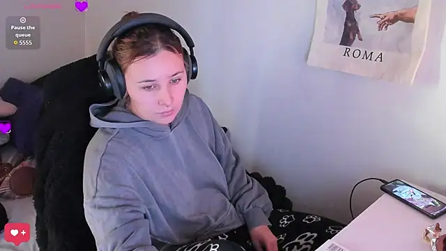 bonnie moon  online show from April 21, 2026, 6:14 pm