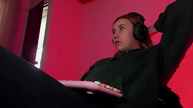 bonnie moon  online show from December 22, 2025, 9:15 pm