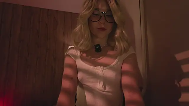 MariMaddison online show from November 3, 2025, 7:50 pm