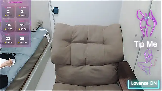 Snapshot of Eimile-Z chatting on November 14, 2025, 11:36 am Eimile-Z online show from November 14, 2025, 11:36 am