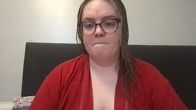 honeyyy24 online show from April 16, 2026, 8:42 pm