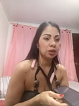 Snapshot of saralunabella chatting on October 18, 2025, 8:33 pm saralunabella online show from October 18, 2025, 8:33 pm