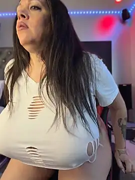 curvyfunlover online show from July 4, 2026, 1:37 pm