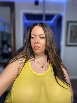Snapshot of curvyfunlover chatting on May 27, 2026, 10:11 am curvyfunlover online show from May 27, 2026, 10:11 am