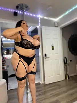 curvyfunlover online show from June 16, 2026, 10:37 am