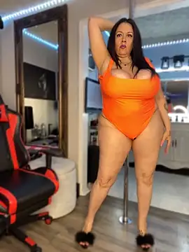 curvyfunlover online show from June 17, 2026, 10:03 am