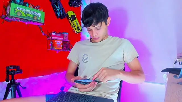 Snapshot of LilOwen_ chatting on October 10, 2025, 7:15 pm LilOwen online show from October 10, 2025, 7:15 pm