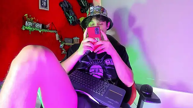 Snapshot of LilOwen_ chatting on November 21, 2025, 6:40 pm LilOwen online show from November 21, 2025, 6:40 pm