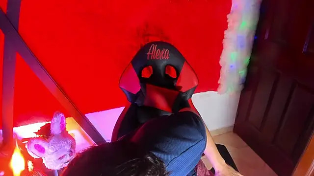 Snapshot of LilOwen_ chatting on February 16, 2026, 6:39 pm LilOwen online show from February 16, 2026, 6:39 pm