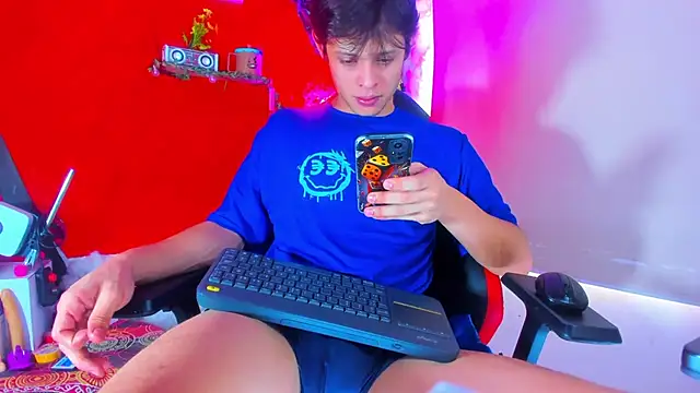 Snapshot of LilOwen_ chatting on November 15, 2025, 3:38 pm LilOwen online show from November 15, 2025, 3:38 pm