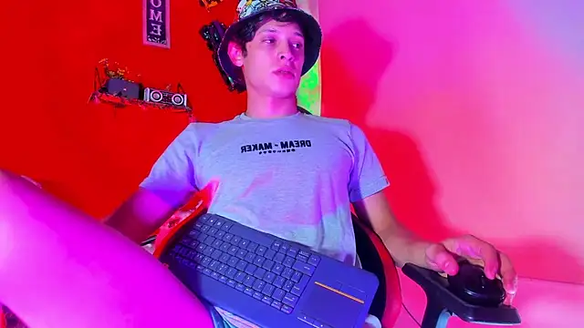 Snapshot of LilOwen_ chatting on November 20, 2025, 8:31 pm LilOwen online show from November 20, 2025, 8:31 pm