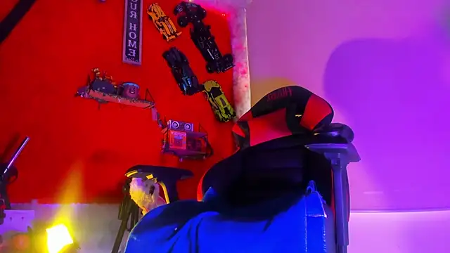 Snapshot of LilOwen_ chatting on November 19, 2025, 7:03 pm LilOwen online show from November 19, 2025, 7:03 pm