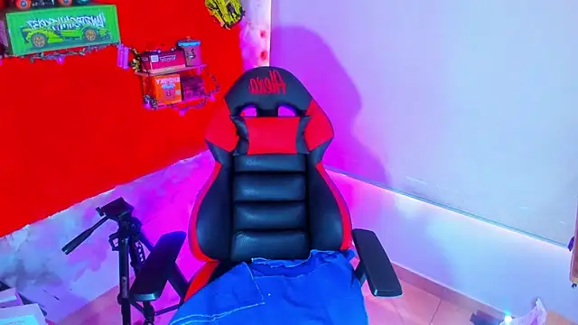 Snapshot of LilOwen_ chatting on October 24, 2025, 6:07 pm LilOwen online show from October 24, 2025, 6:07 pm