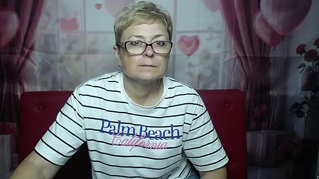 Snapshot of EmiliaGree chatting on July 7, 2026, 4:54 pm EmiliaGree online show from July 7, 2026, 4:54 pm