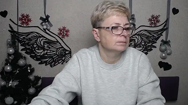 Snapshot of EmiliaGree chatting on December 21, 2025, 6:09 pm EmiliaGree online show from December 21, 2025, 6:09 pm