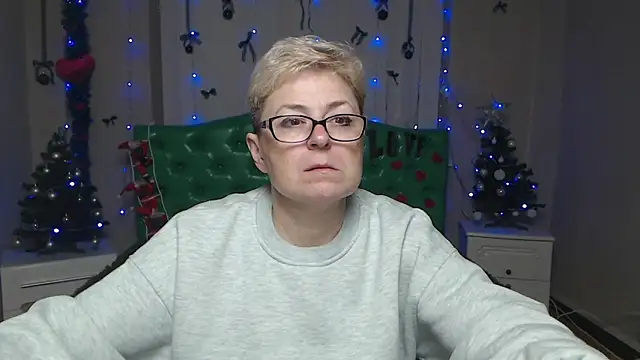 Snapshot of EmiliaGree chatting on December 18, 2025, 6:01 pm EmiliaGree online show from December 18, 2025, 6:01 pm