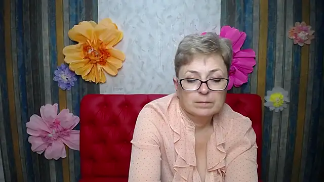 Snapshot of EmiliaGree chatting on April 18, 2026, 7:07 pm EmiliaGree online show from April 18, 2026, 7:07 pm