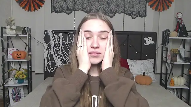 LauraHlot online show from November 10, 2025, 6:35 pm