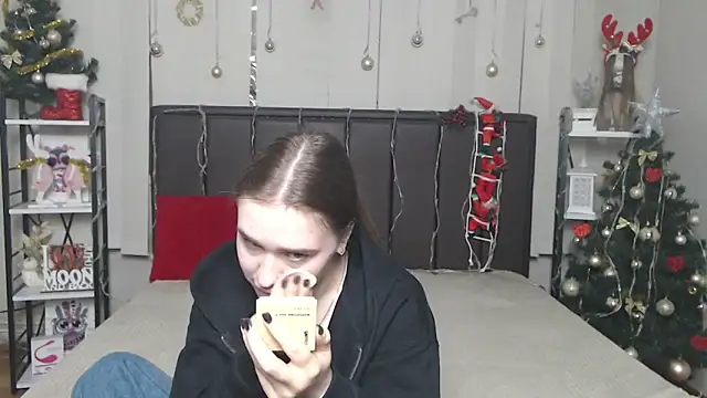 LauraHlot online show from December 15, 2025, 8:42 am