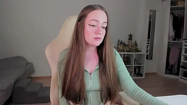 WalkingGirl online show from April 6, 2026, 5:25 pm