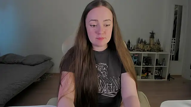 WalkingGirl online show from June 17, 2026, 4:23 am
