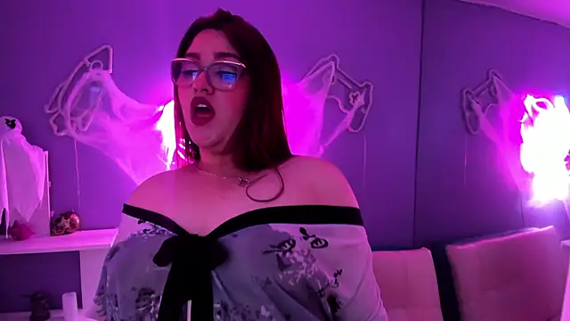 Camiila Osorio online show from October 24, 2025, 6:29 pm