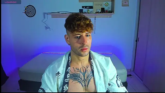 Snapshot of Ares_blue chatting on May 12, 2026, 12:22 pm Ares blue online show from May 12, 2026, 12:22 pm