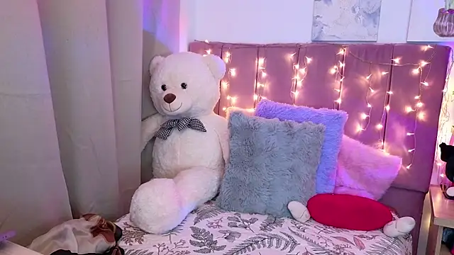 Snapshot of MiahJoness chatting on November 10, 2025, 10:37 pm MiahJoness online show from November 10, 2025, 10:37 pm