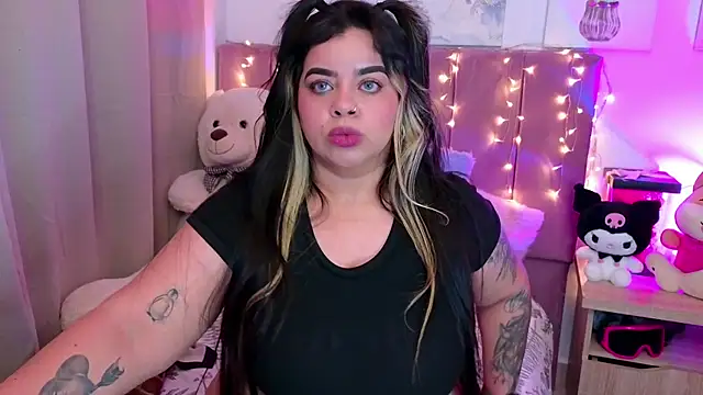 Snapshot of MiahJoness chatting on November 14, 2025, 10:35 pm MiahJoness online show from November 14, 2025, 10:35 pm