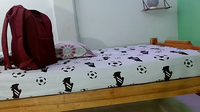 evaleribigtits18 online show from May 24, 2026, 1:05 am